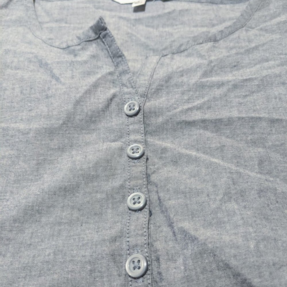 Tie your head-to-toe denim look w/ this cute shirt